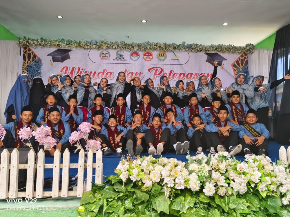 1Wisuda dan Pelepasan Siswa Yayasan Bina'ul Ummah Maluk